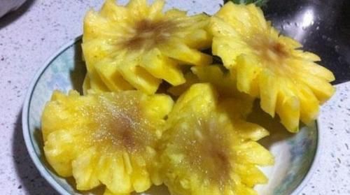 菠萝中间黑了还能吃吗周围能吃?