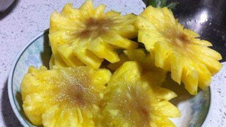 菠萝变黑了还能吃,菠萝中间黑了还能吃吗周围能吃?图2