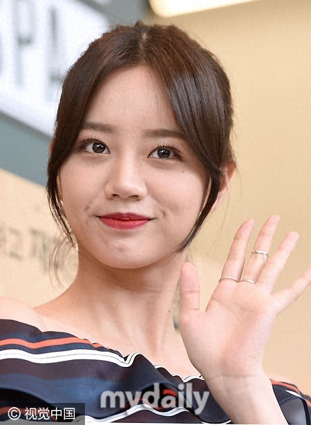 李惠利露香肩秀性感 用瓶遮脸露娇羞甜笑