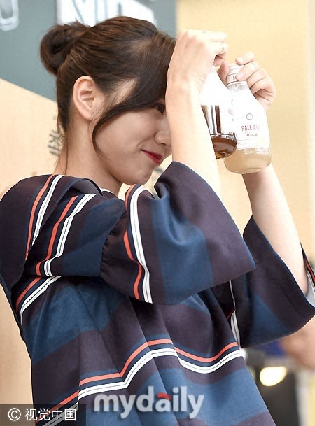 李惠利露香肩秀性感 用瓶遮脸露娇羞甜笑