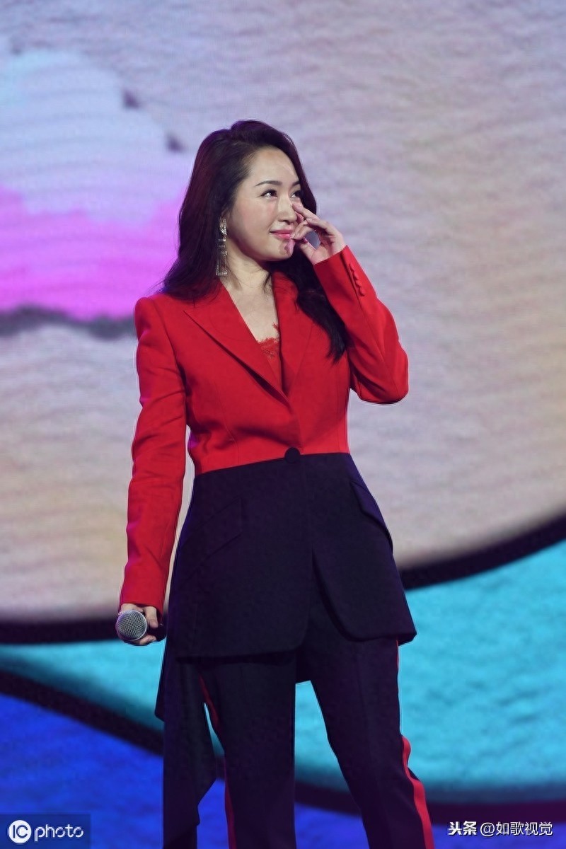 杨钰莹献唱2019最爱金曲音乐榜，千娇百媚风韵犹存，气质温婉柔美