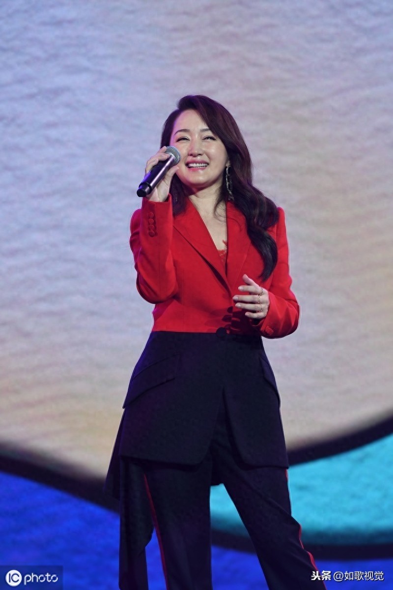 杨钰莹献唱2019最爱金曲音乐榜，千娇百媚风韵犹存，气质温婉柔美