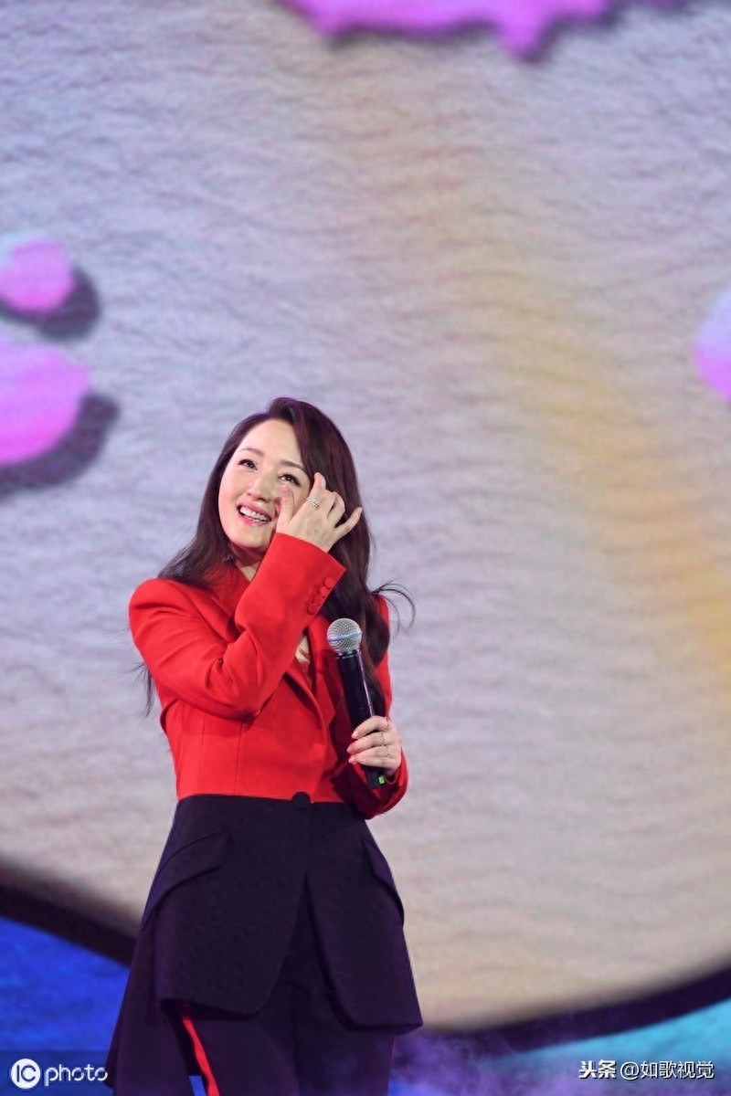 杨钰莹献唱2019最爱金曲音乐榜，千娇百媚风韵犹存，气质温婉柔美