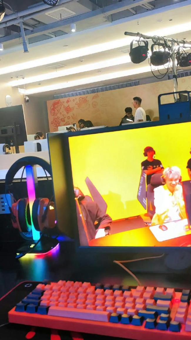 王俊凯网吧游戏直播被偶遇 为网速更快选择坐大厅