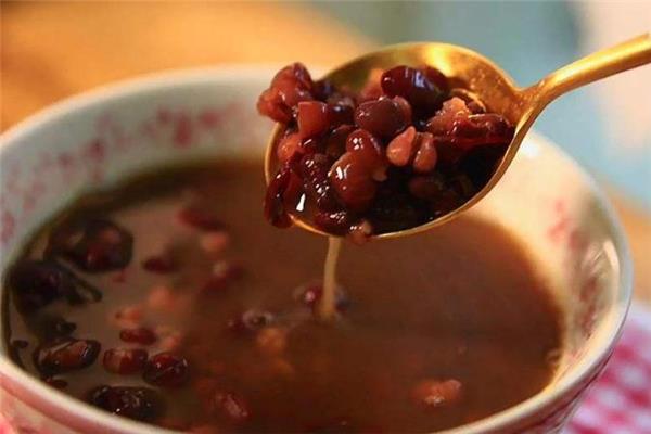 红豆汤怎么做浓稠起沙 煮红豆汤的比例 红豆汤怎么做浓稠起沙 煮红豆汤的比例