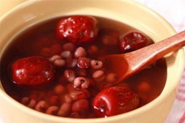 红豆汤怎么做浓稠起沙 煮红豆汤的比例 红豆汤怎么做浓稠起沙 煮红豆汤的比例