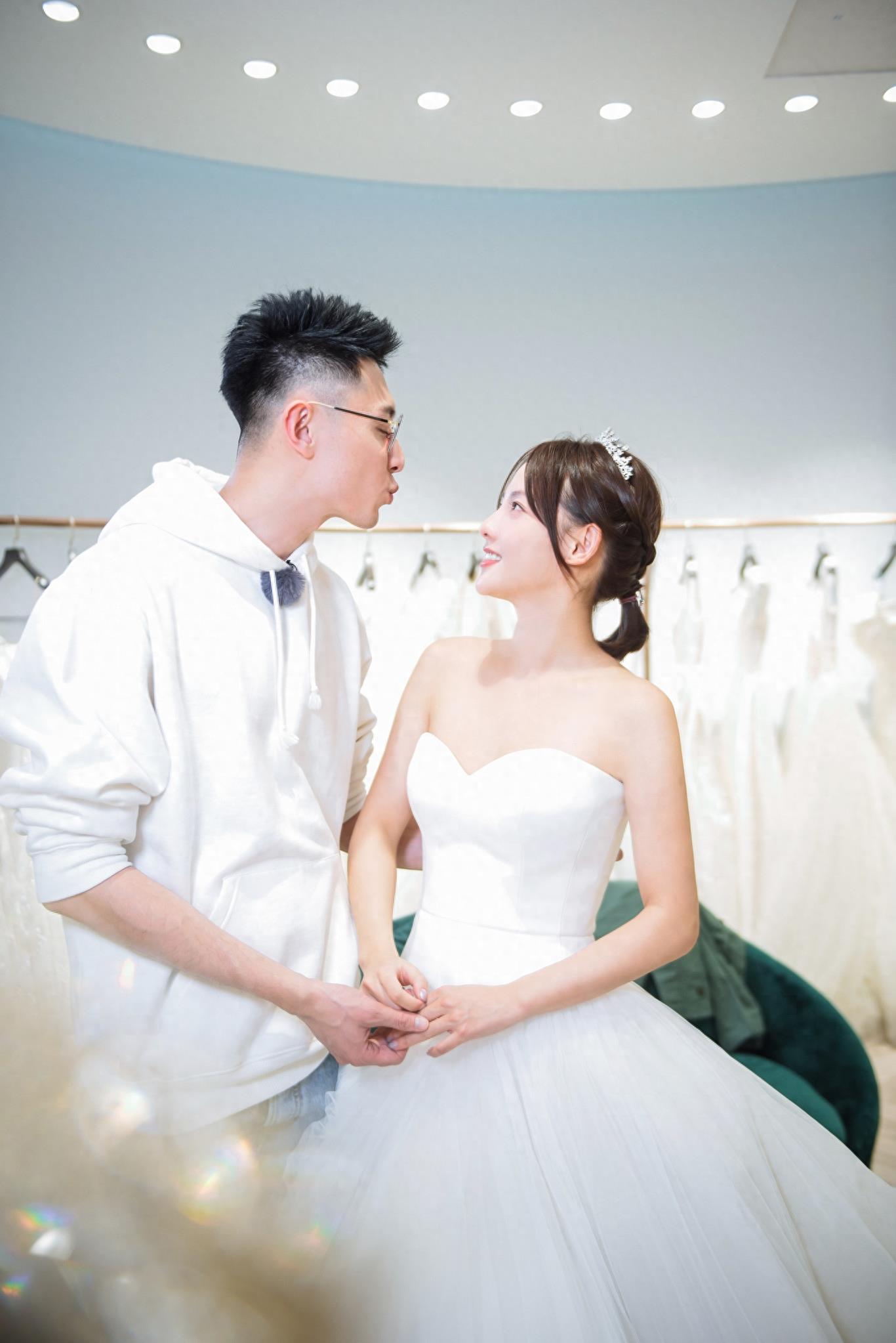 《妻子2》公布张嘉倪婚纱照,与老公买超对视环抱甜到炸裂
