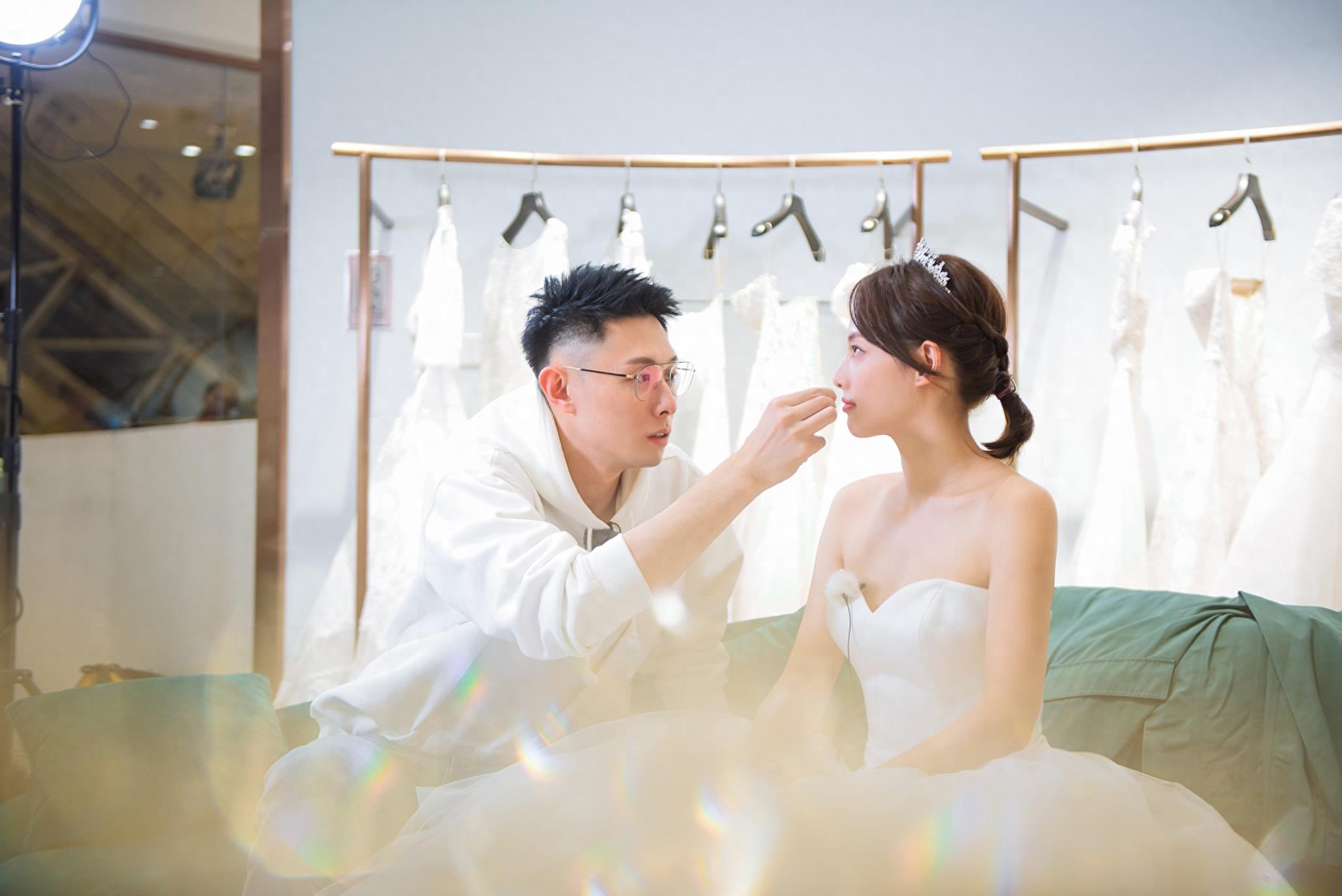 《妻子2》公布张嘉倪婚纱照,与老公买超对视环抱甜到炸裂