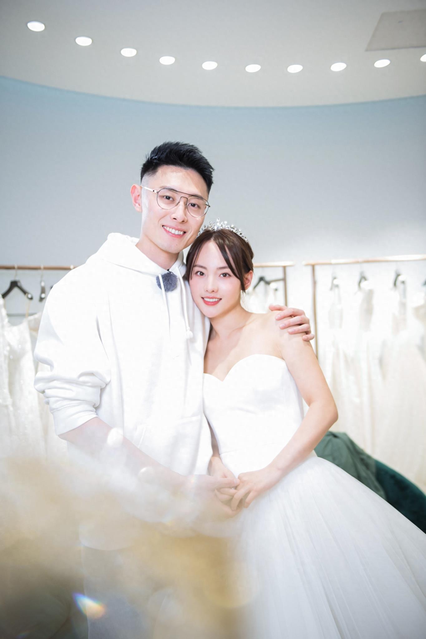 《妻子2》公布张嘉倪婚纱照,与老公买超对视环抱甜到炸裂